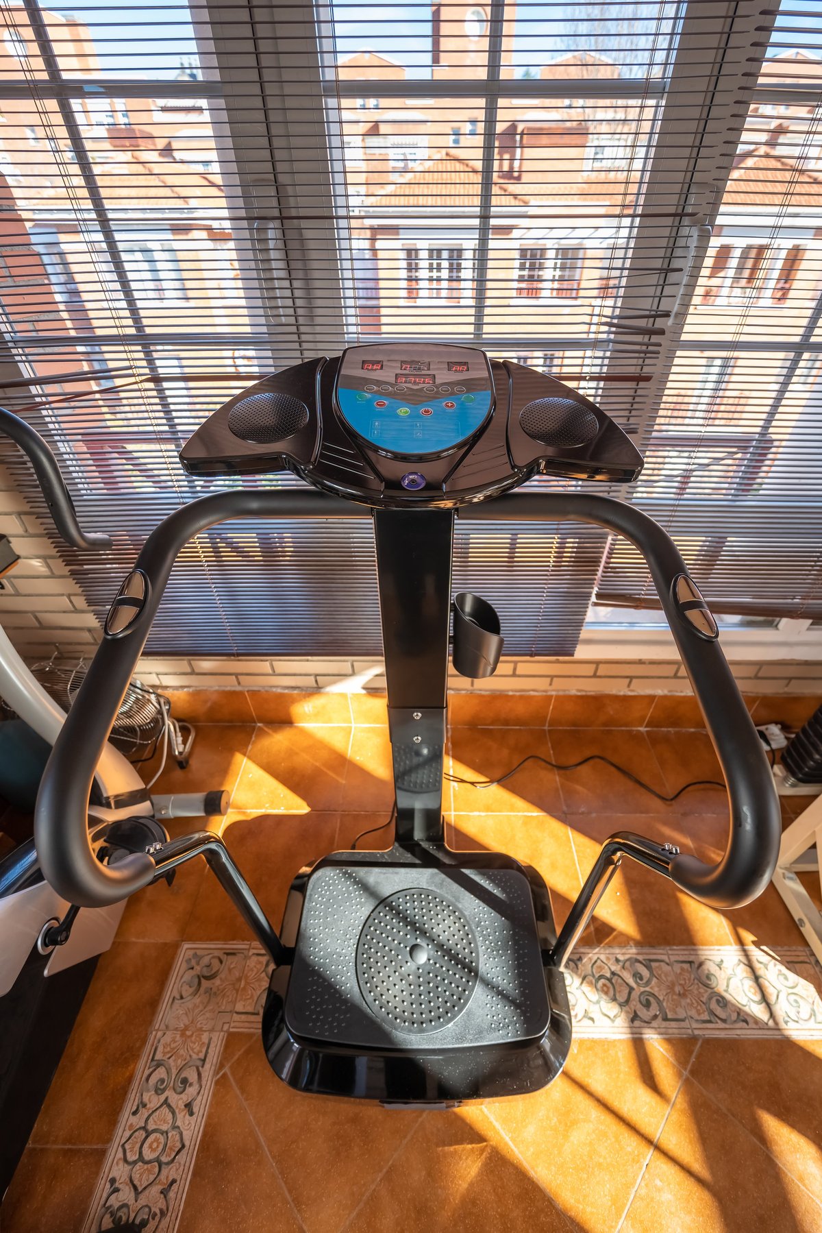 Vibrating gymnastics machine to exercise muscles and keep fit at home